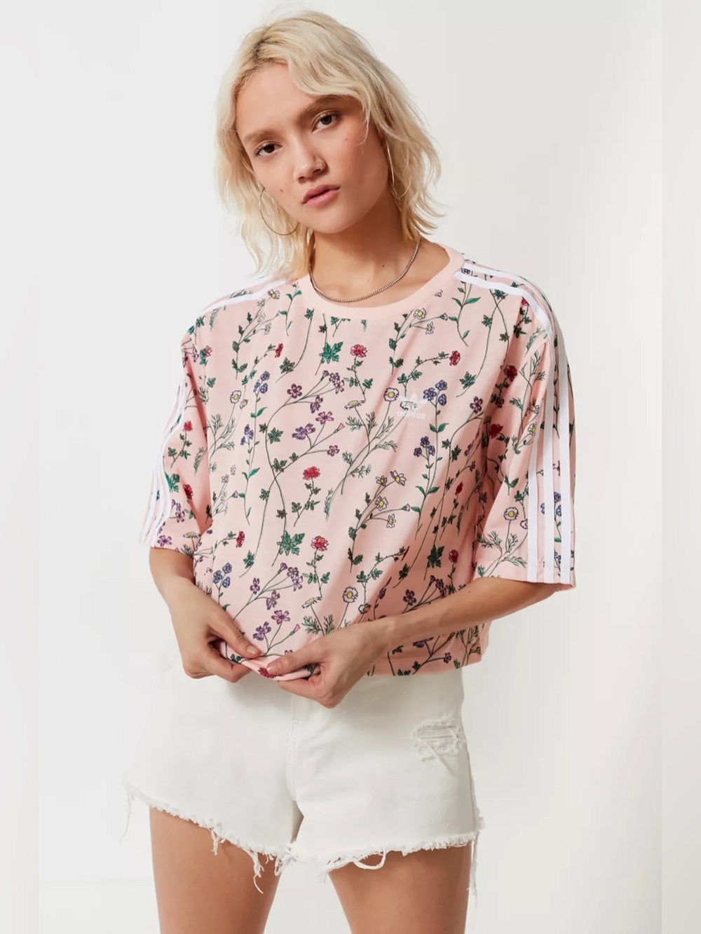 Urban Outfitters Adidas Originals Floral Cropped Tee Size Medium - Picture 3 of 12